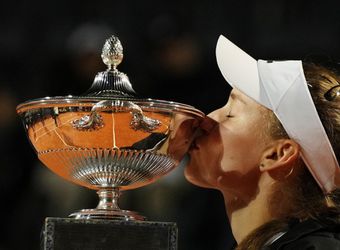 WTA Rím: Oneskorený duel trval iba hodinu. Rybakinová ovládla finále po skreči súperky