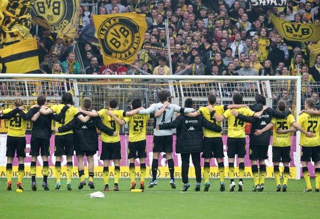 Dortmund hraci pokope tribuna mar12