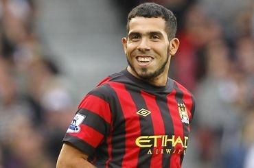 Tevez manchester city priblbly usmev okt2011