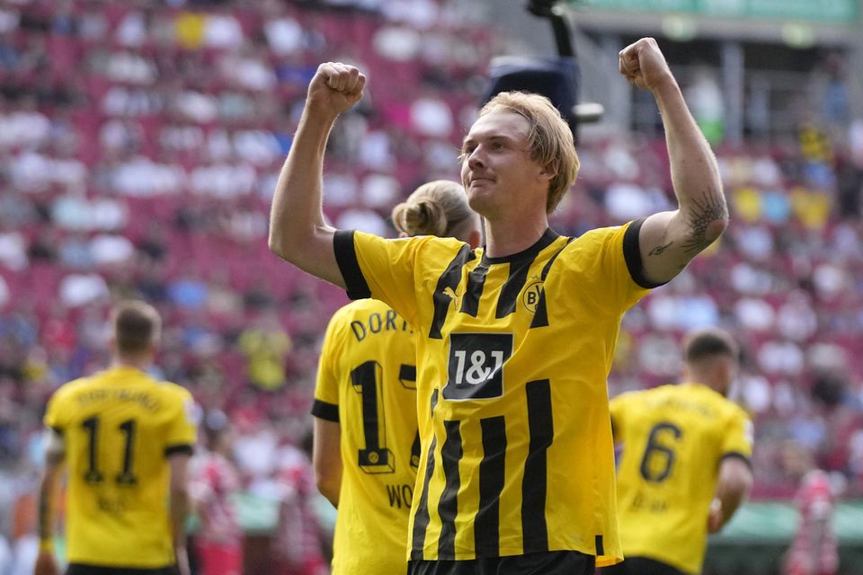 Julian Brandt oslavuje gól Borussie Dortmund.