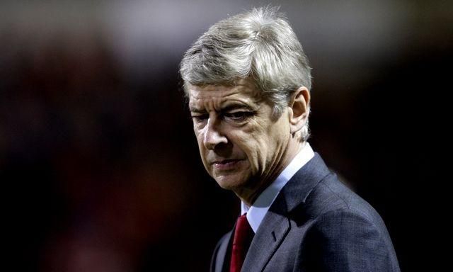 Wenger arsene arsenal hlava dole feb2012