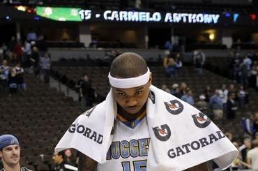 Carmelo anthony denver nuggets opusta palubovku