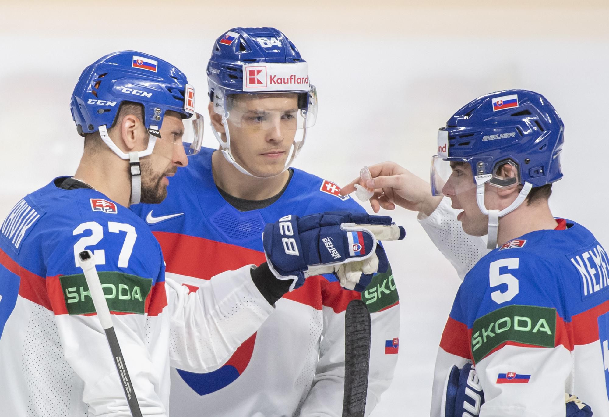 MS v hokeji 2023: Slovinsko - Slovensko (zľava Marek Hrivík, Patrik Koch a Šimon Nemec)