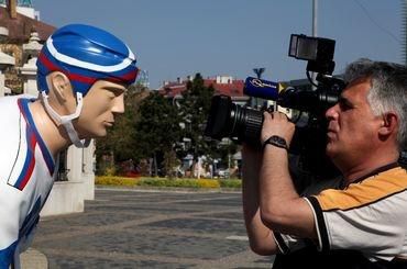 Hokejova socha a kamera bratislava apr2011