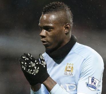 Balotelli manchester city smrtkove rukavicky