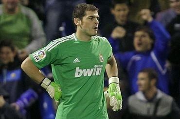 Casillas real madrid zeleny dres ruka v bok