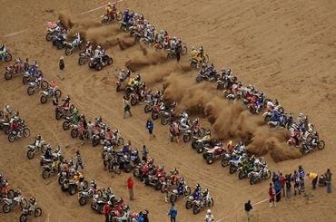 Dakar 2011 motocykle startuju