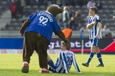 Fabian lustenberger hertha berlin utesovany maskotom