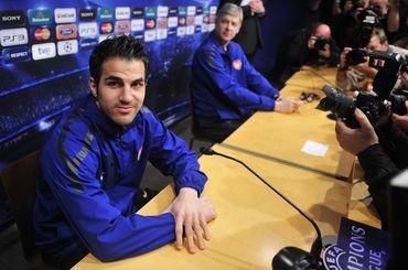 Fabregas a wenger arenal tlacovka pred barcelonou lm2011