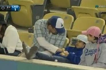 Video: Fanúšik Los Angeles Dodgers „otcom roka"