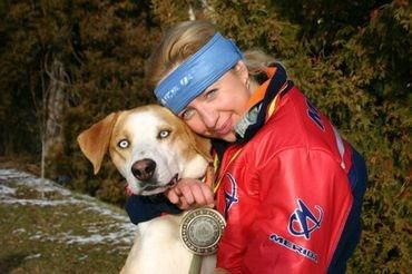 Zlato v kategórii skijöring pre  Brigitu Albertovú so svojím psom Eldym