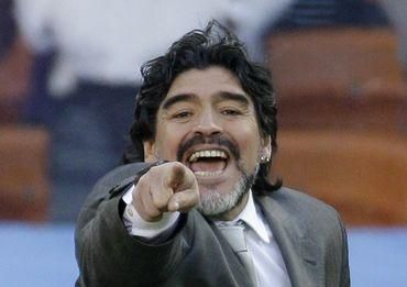 Diego maradona ukazuje prstom
