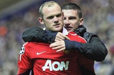 Rooney man utd objimany fanusikom lm2010