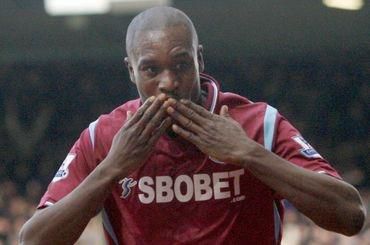 Cole carlton west ham rozdava bozky