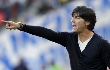 Joachim low ukazuje prstom trening