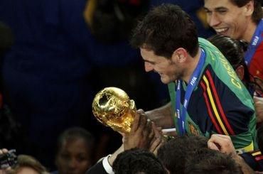 Casillas spanielsko s trofejou medzi hracmi ms2010