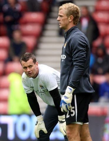 Joe hart stoji shay given v pozadi manchester city