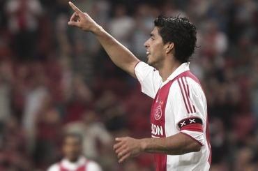 Suarez luis ajax ukazuje hore