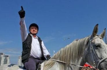 Tréner Šupler splnil stávku - po Rige jazdil na bielom koni