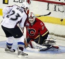 Hejduk colorado vs kiprusoff calgary najazd