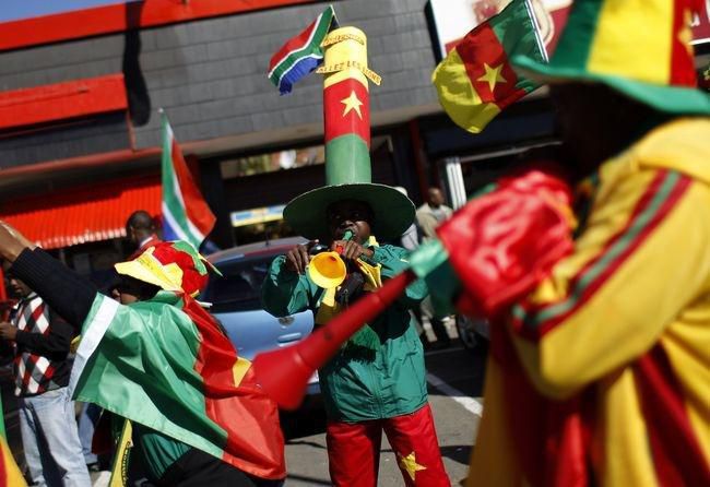 Kamerun vuvuzela fans