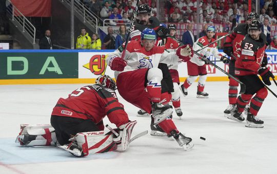 Kontroverzný záver duelu Česka s Kanadou. Nahnevaní fanúšikovia zahádzali plochu