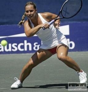 Cibulkova uder lopticka