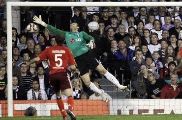 Schwarzer fulham inkasuje gol vs hamburg el