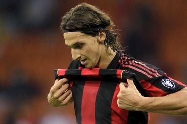 Ibrahimovic ac milano vyzlieka dres