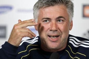 Ancelotti carlo chelsea tlacovka gestikuluje