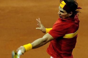 Nadal odvracia lopticku antuka 2009