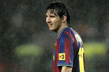 Messi lionel barcelona zmoknuta kura