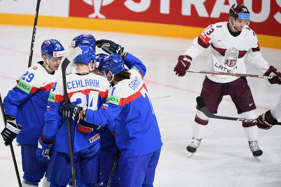 Slovenskí hokejisti sa tešia po góle.