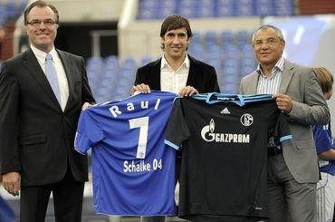 Prezentácia Raula s eufóriou v radoch Schalke, dostal dresy a uhlie