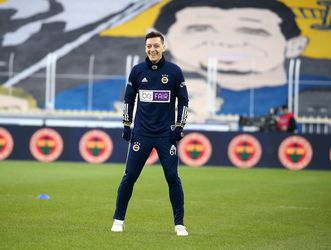 Mesut Özil zavesil kopačky na klinec