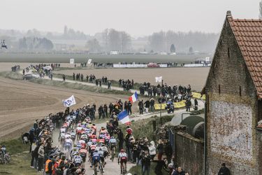 Organizátori slávneho monumentu Paríž - Roubaix si uctili Eddyho Merckxa
