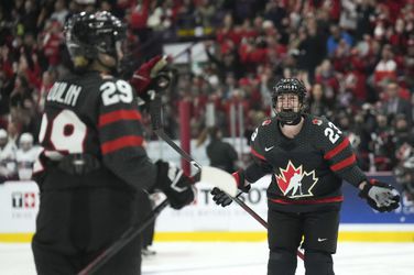 MS v hokeji žien: Kanaďanky si udržali neporaziteľnosť, Američanky ich ale poriadne vytrápili