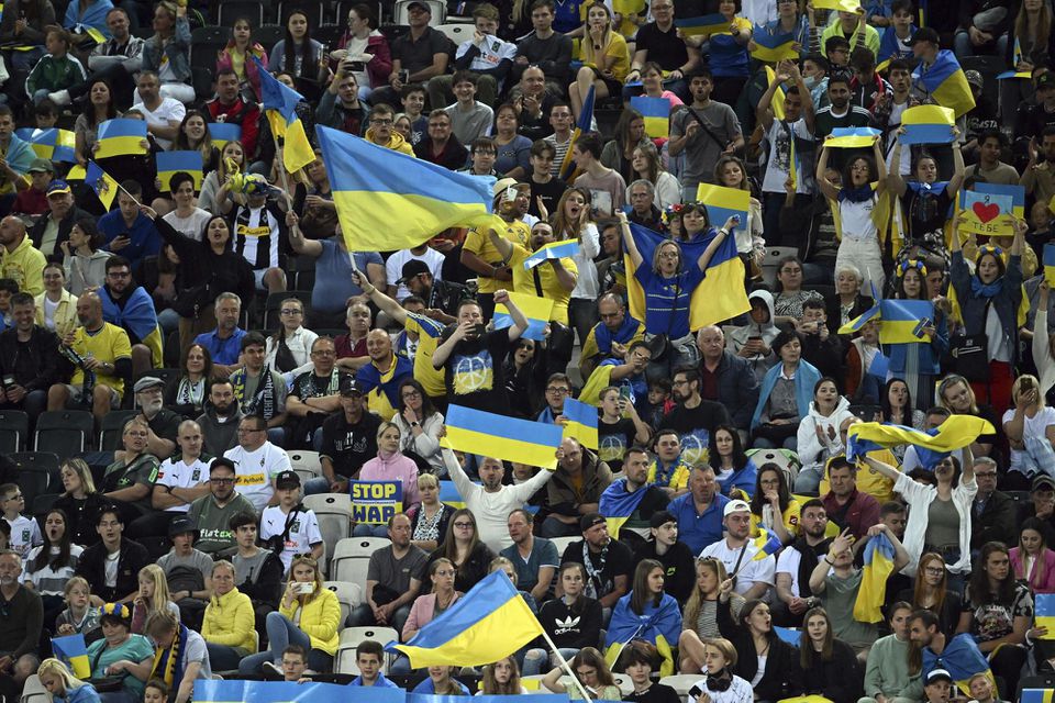 Fanúšikovia držia ukrajinské vlajky a transparenty počas prípravného futbalového zápasu medzi Borussia Mönchengladbach - Ukrajina