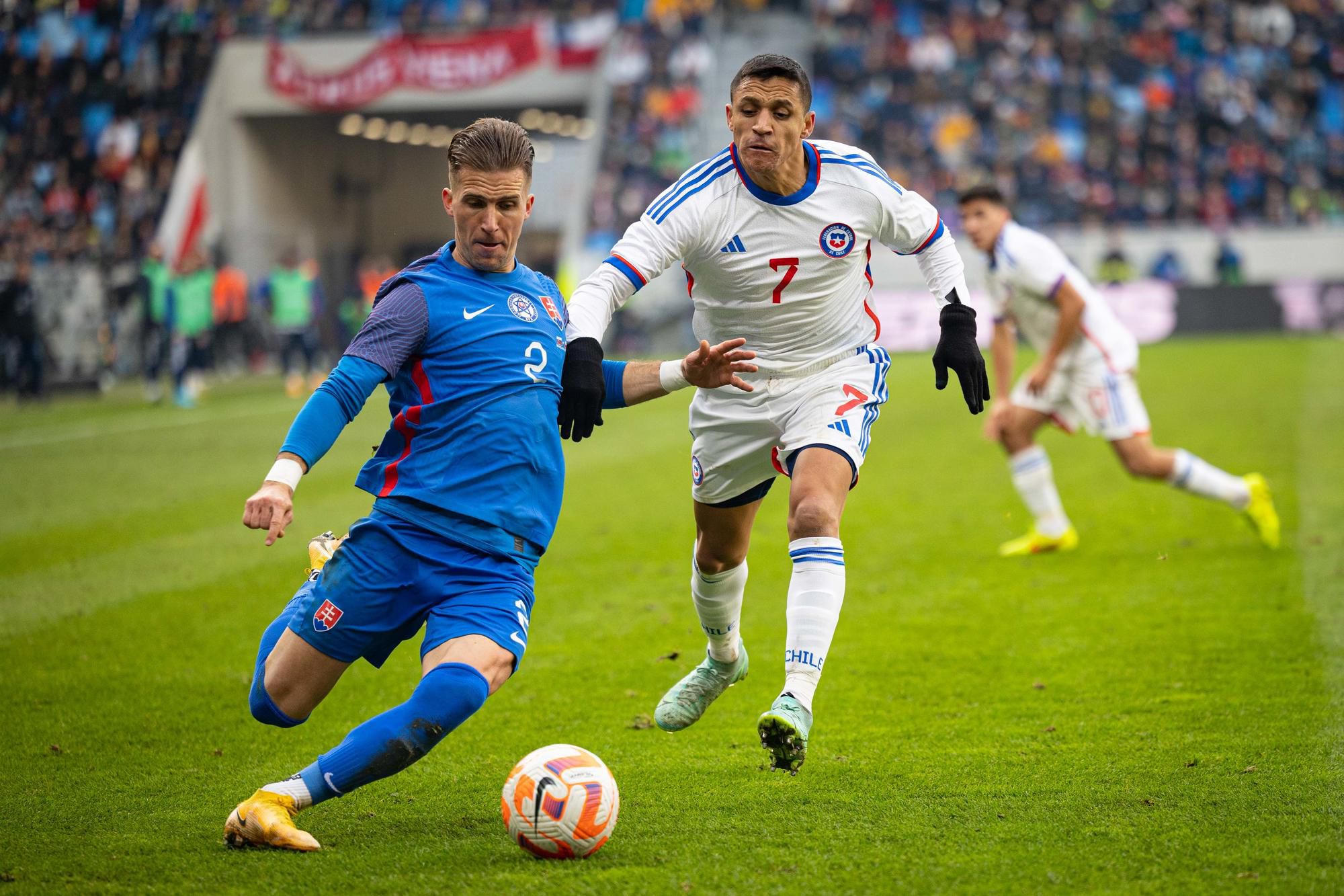 Peter Pekarík a Alexis Sánchez počas prípravného medzištátneho futbalového zápasu Slovensko - Čile