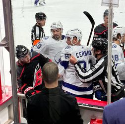 Slováci v NHL: Erik Černák sa zapojil do šarvátky. Rozbehol poslednú gólovú akciu