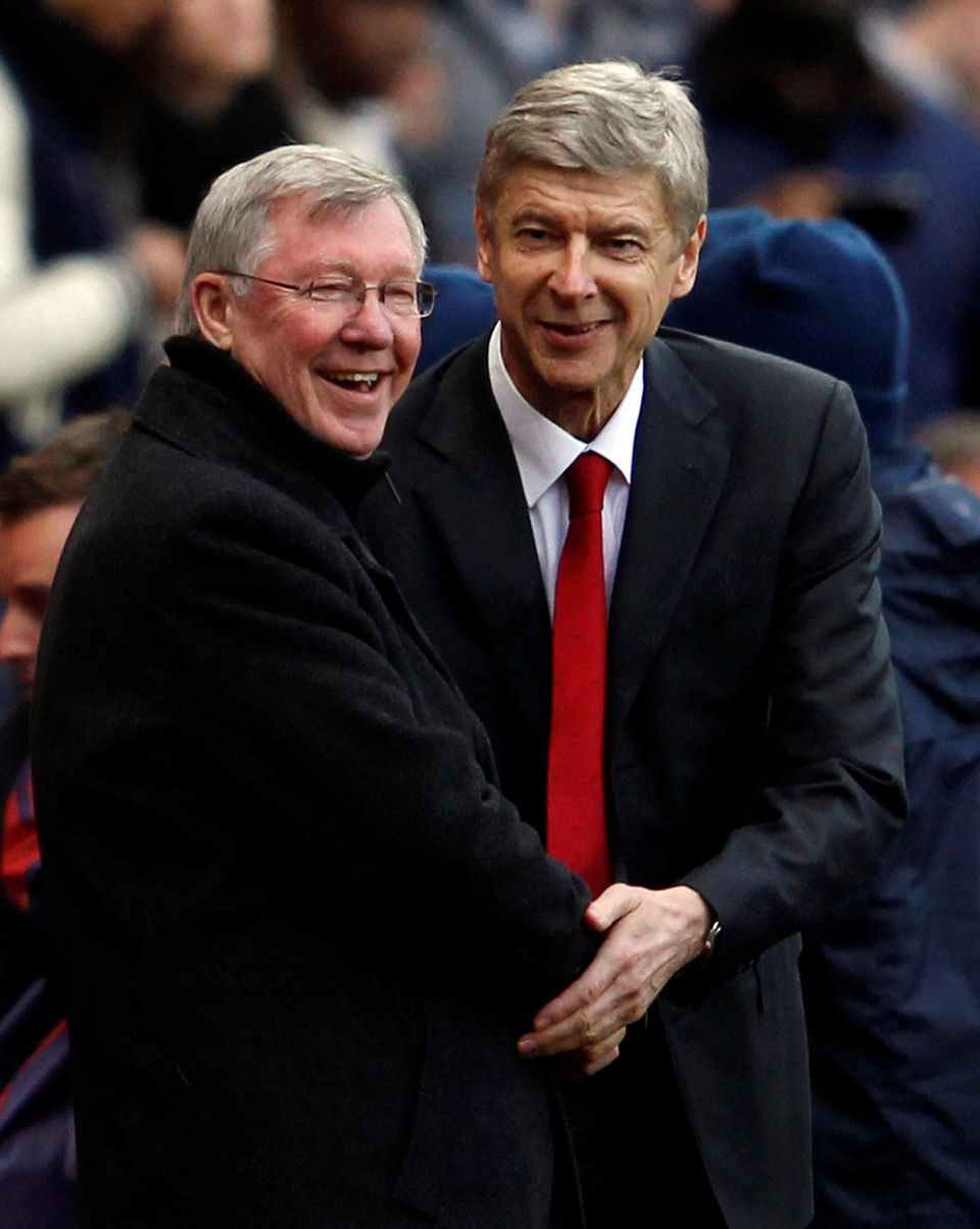 2011/12: Tréner Manchestru United Alex Ferguson sa zdraví s trénerom Arsenalu Arsénom Wengerom pred zápasom