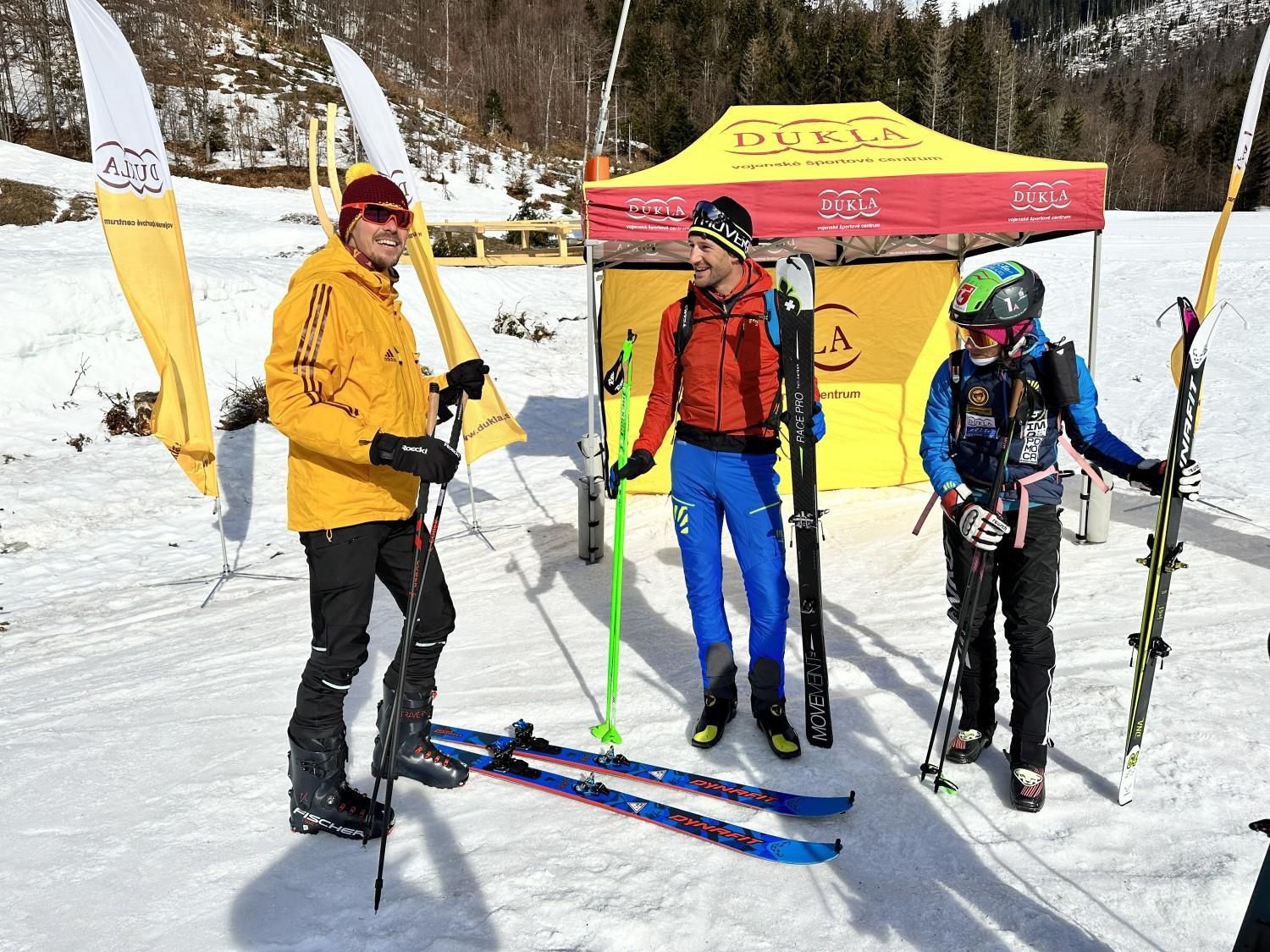 Šéf VŠC Dukla Banská Bystrica Matej Tóth (celkom vľavo) v dobrej nálade so skialpinistami Jakubom Šiarnikom a Mariannou Jagerčíkovou.