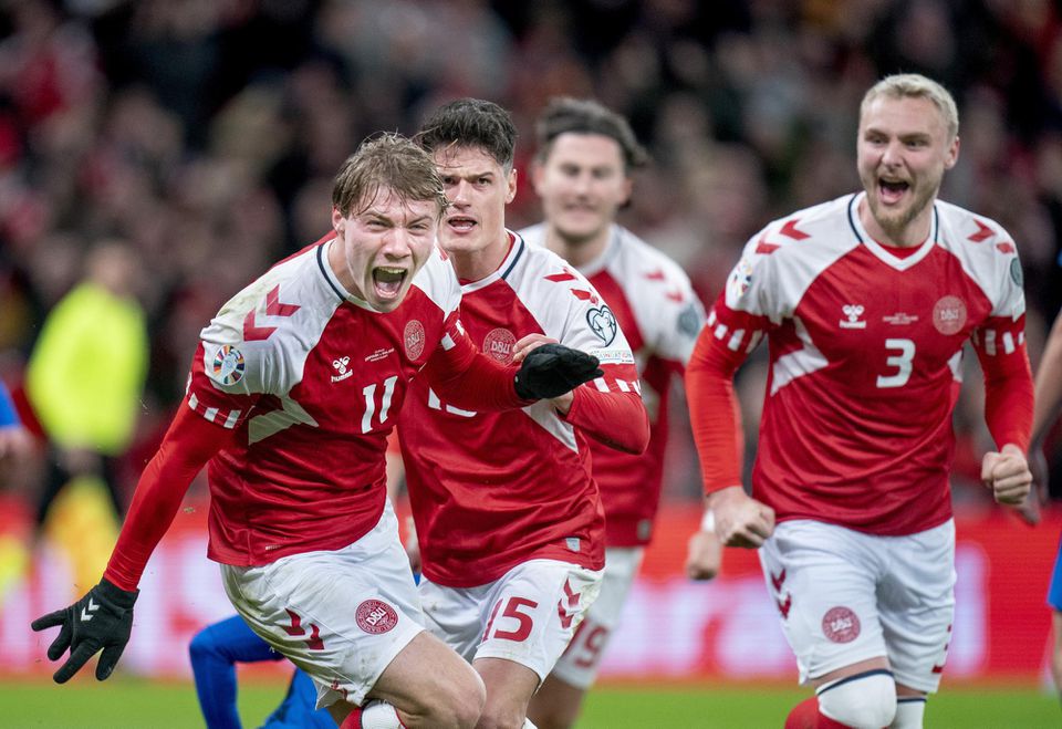 Dánsky futbalista Rasmus Höjlund (vľavo) sa teší so spoluhráčmi po strelení gólu