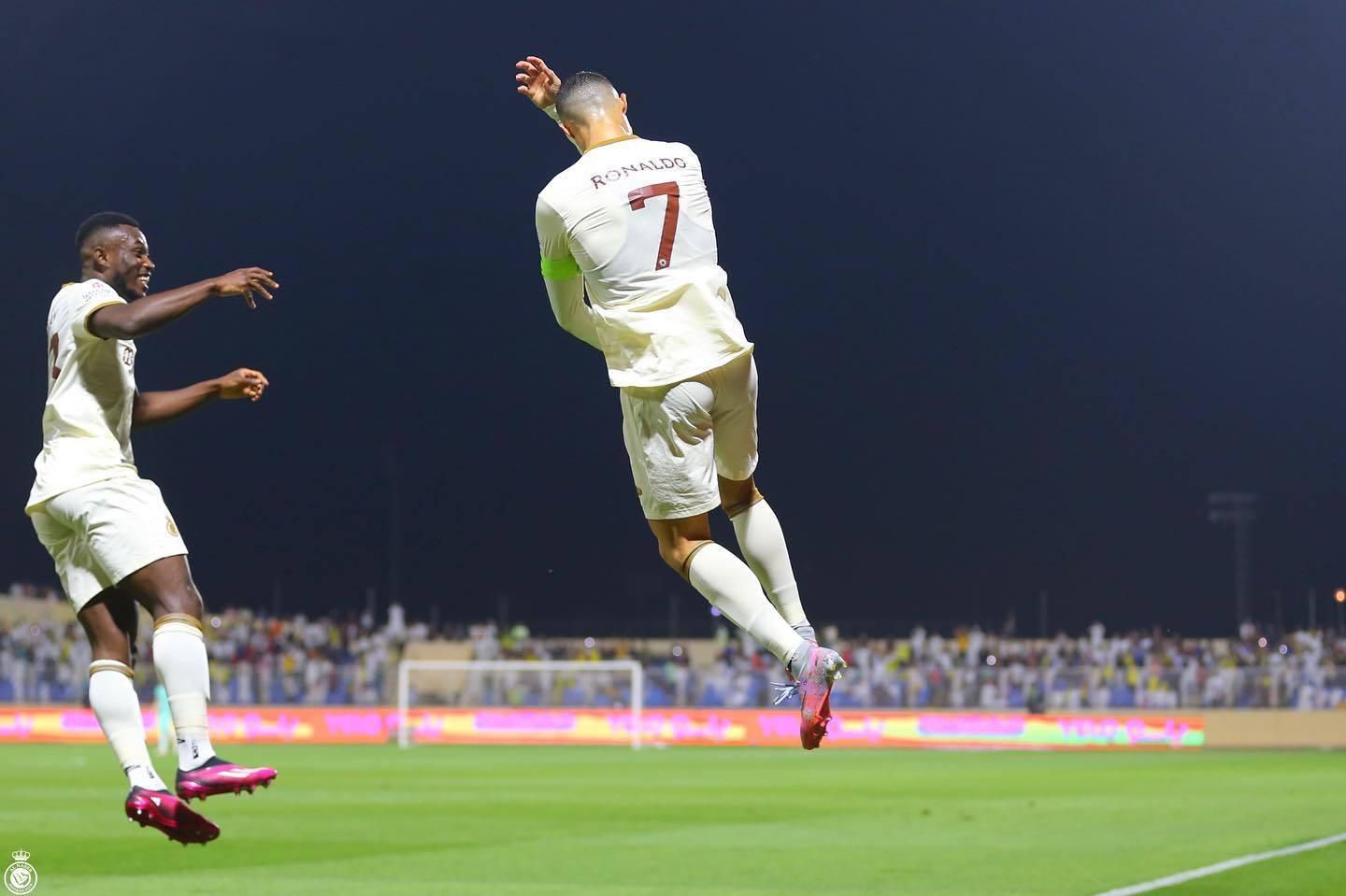 Cristiano Ronaldo oslavuje gól do siete Al Adalahu