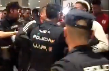 Reprezentanti sa dostali do konfliktu s políciou. Pred hotelom sa strhla bitka