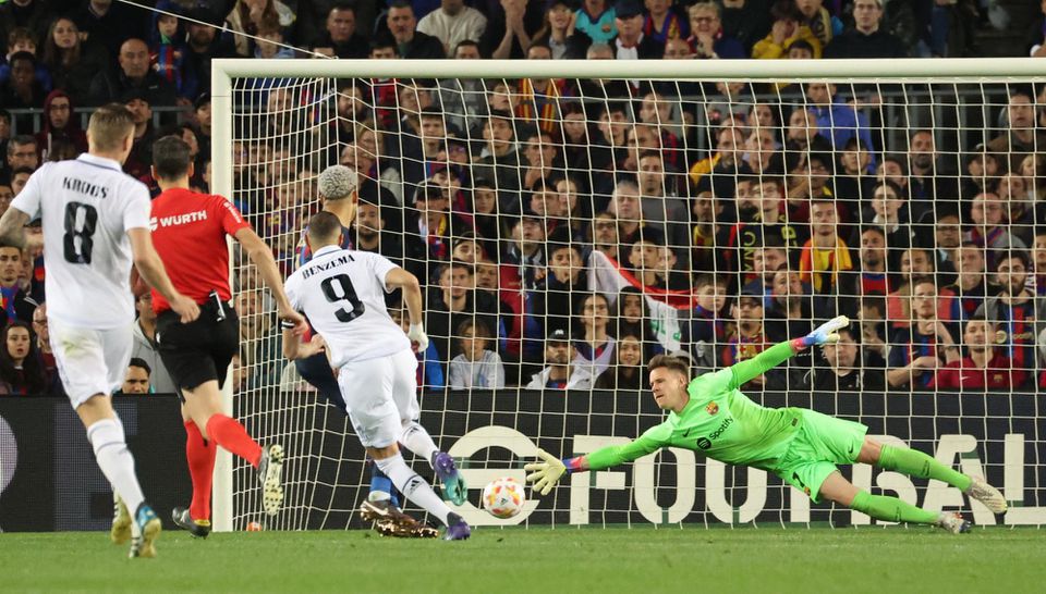 Karim Benzema strieľa gól Barcelone