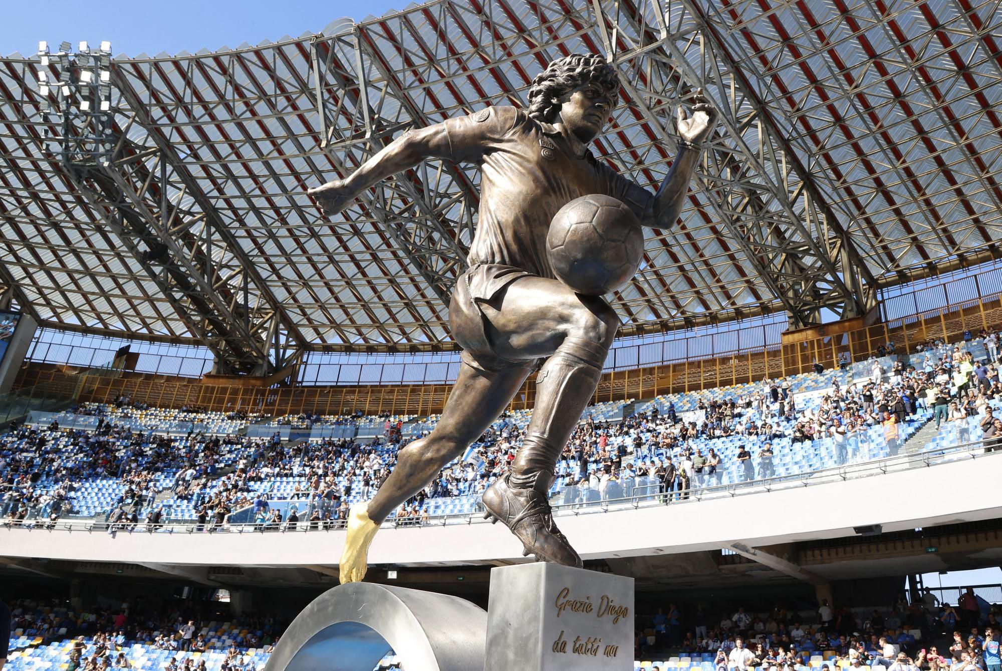 Socha Diega Maradonu na neapolskom štadióne