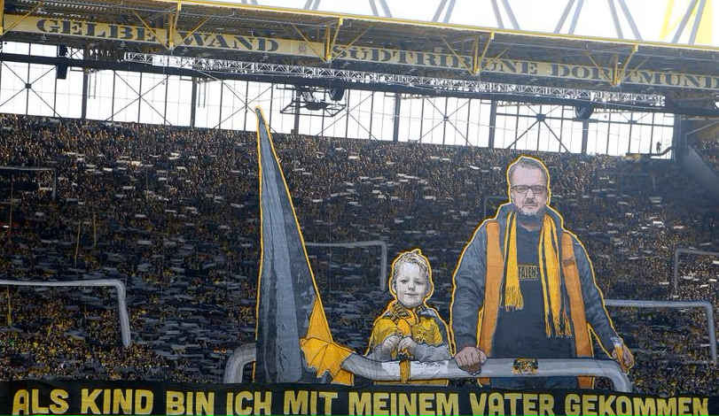 Fanúšikovia Dortmundu premieňajú tribúnu na umelecké dielo