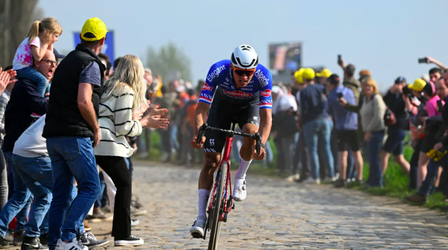 Paríž - Roubaix: Peklo blata, prachu a pádov ovládol van der Poel. Sagan po páde nedokončil