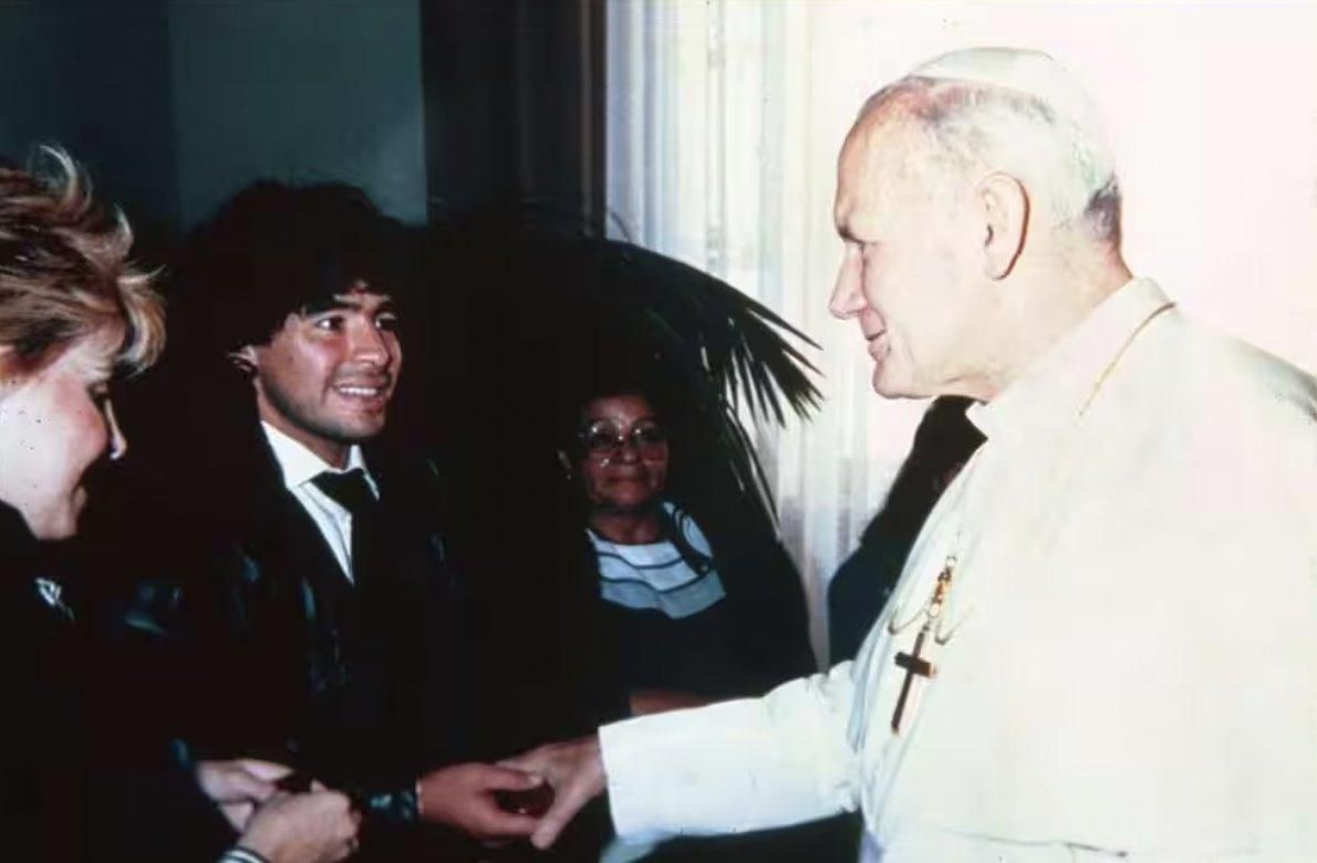 Diego Maradona sa stretáva s pápežom Jánom Pavlom II